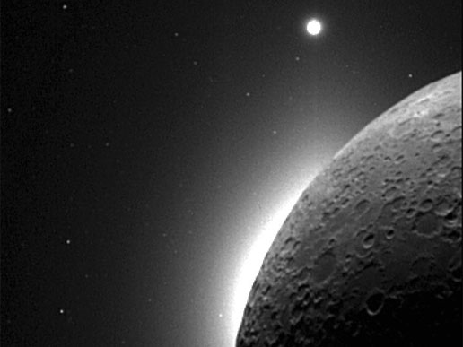 Księżyc i Saturn obok siebie
