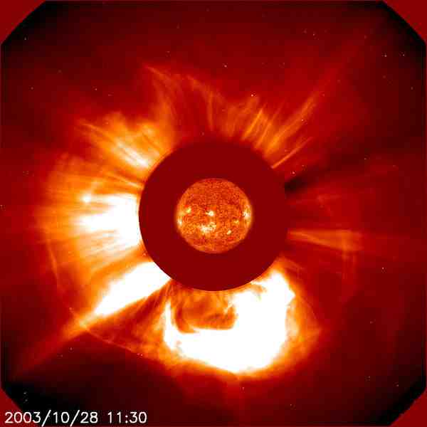 Koronalny wyrzut masy stowarzyszony z rozbłyskiem słonecznym z 28 października 2003 r. fot. Wiki /NASA